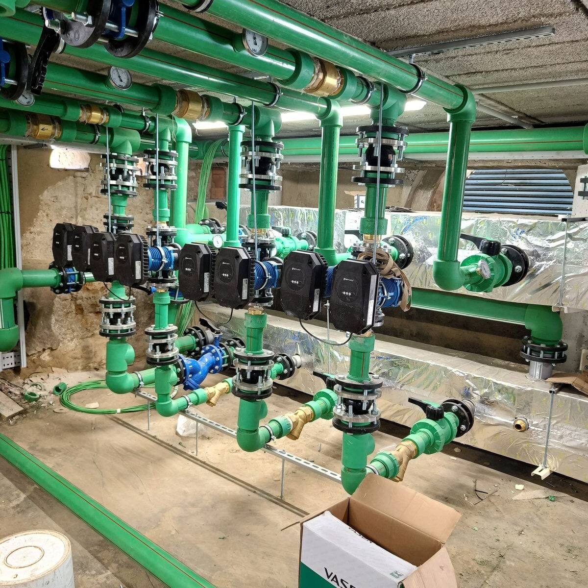 Sala técnica con colectores de climatización instalados