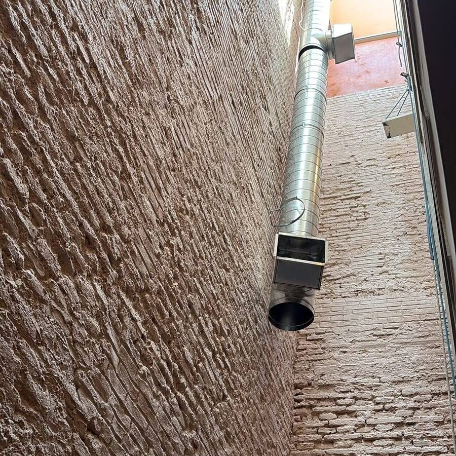 Conducto de ventilación instalado en fachada exterior
